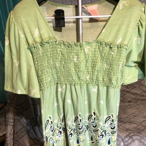 Green square neck, top🎉Buy 2 $5 itemget 1 free.🎉